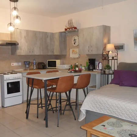 Family And Friends Flat Close To The Sea, Free Internet * أيا نابا